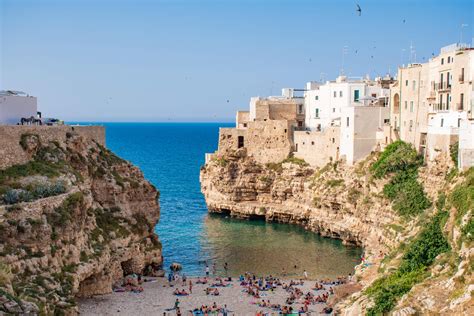 Coppia in viaggio in una località romantica, con elementi che richiamano la cultura e le tradizioni locali.