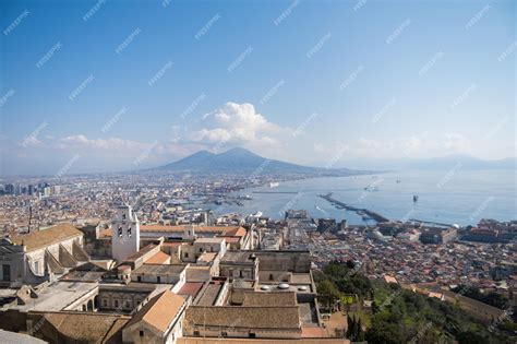 Foto panoramica dalla vetta del Monte Molare con vista sul Vesuvio e il Golfo di Napoli