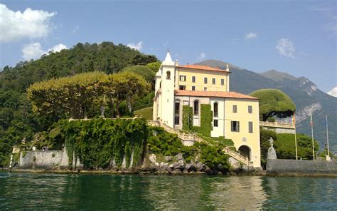 Immagine della Casa di spiritualità affacciata sul Lago di Como, con le montagne sullo sfondo.