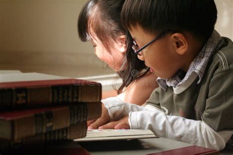fotografia di bambini che giocano o studiano all'Alveare di Santa Rita