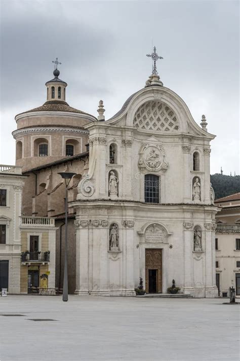 Veduta esterna del Santuario Basilica di Santa Maria del Suffragio a Grotte di Castro con la sua cupola e facciata