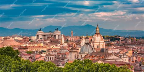 Foto panoramica di Roma con l'Open Bus che attraversa un luogo iconico
