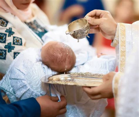 Sacerdote che celebra il battesimo in una chiesa