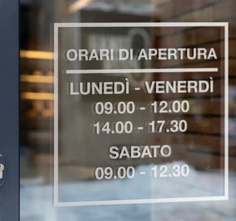 Illustrazione stilizzata di un santuario con orari di apertura