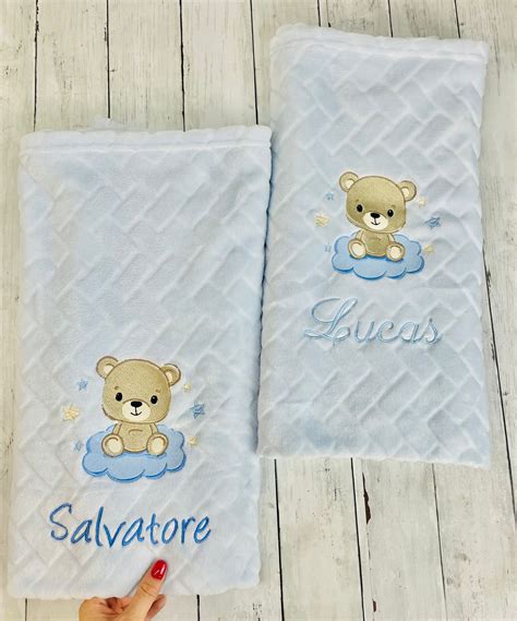 copertina in pile personalizzata con ricamo del nome