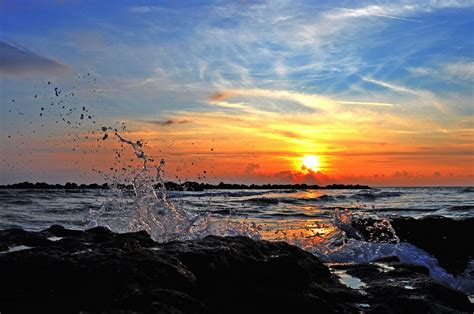 foto di un tramonto su un paesaggio naturale, simbolo di creazione e rinnovamento