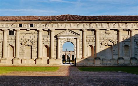 Vista panoramica di Villa Martelli, con enfasi sulla sua architettura rinascimentale e la sua posizione dominante sulla valle.