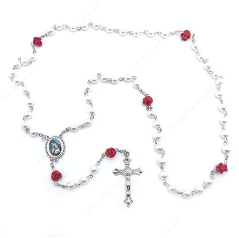 immagine di un rosario con rose bianche, rosse e oro