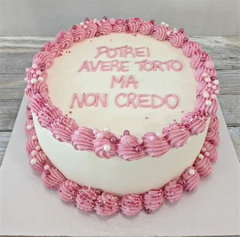 Torta di battesimo con scritte eleganti e decorazioni delicate.