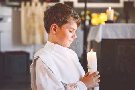 Foto di un bambino con una candela durante l'Avvento