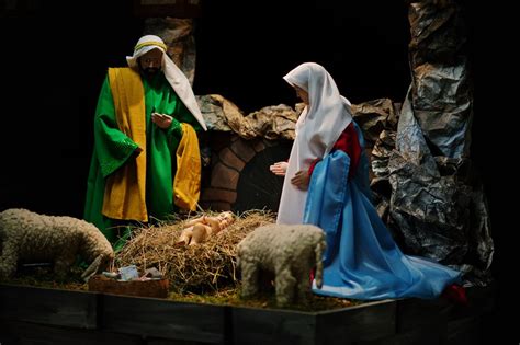 Foto di bambini vestiti da personaggi del presepe durante una recita di Natale