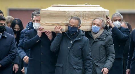 bara portata a spalla in una chiesa