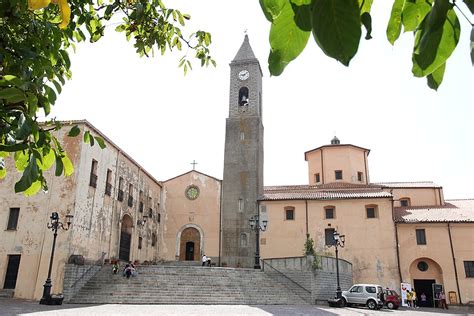 Veduta aerea del complesso del Santuario della Madonna dei Martiri a Fonni, con cumbessias e piazza