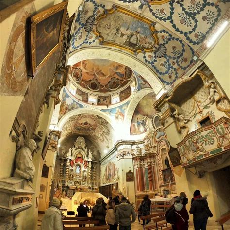 Dettaglio della facciata della Basilica della Madonna dei Martiri a Fonni