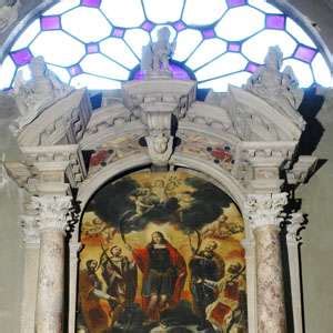 Interno della Basilica della Madonna dei Martiri, con l'altare maggiore e la statua