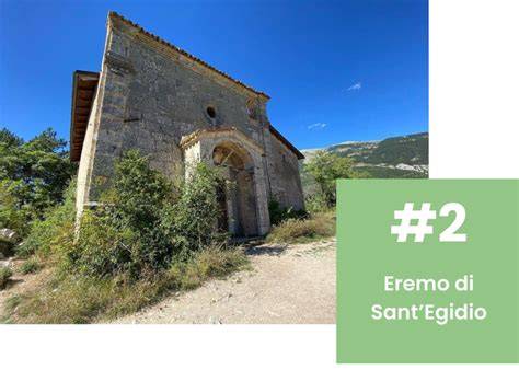 Veduta panoramica dell'Eremo di Sant'Egidio a Scanno immerso nel paesaggio montano