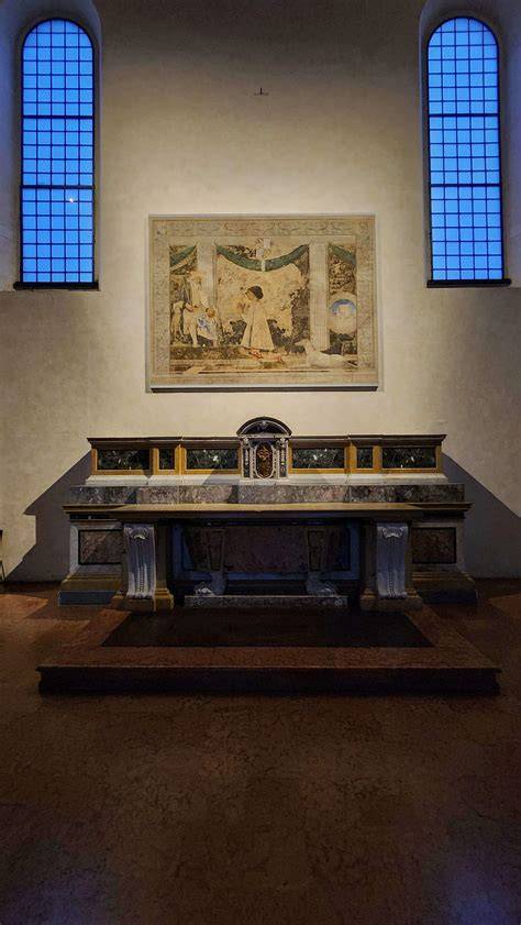 Interno dell'Eremo di Sant'Egidio con affresco del Santo
