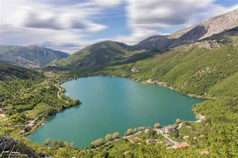 Fotografia del Lago di Scanno a forma di cuore vista dall'alto
