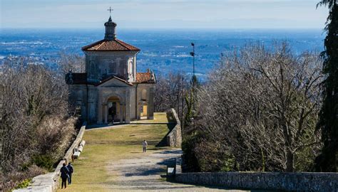Veduta panoramica del Sacro Monte di Varese con le cappelle
