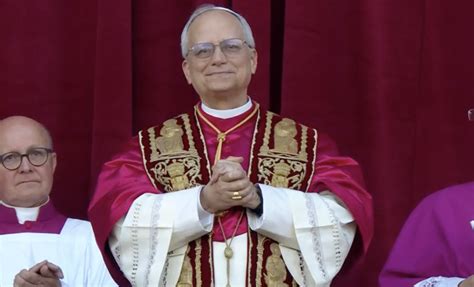 Foto ritratto di Francesco Sacerdoti con abiti sacerdotali