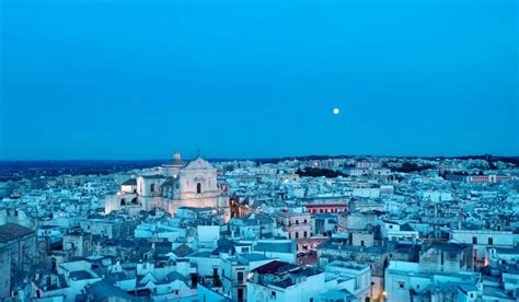 Foto panoramica di Martina Franca con una chiesa in evidenza