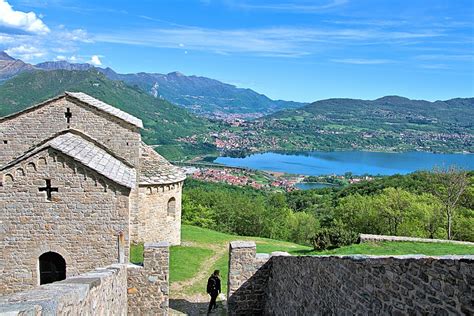 Fotografia del porticato dell'Abbazia di San Pietro al Monte con vista panoramica sui laghi della Brianza.