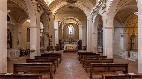 Foto di una chiesa parrocchiale accogliente con persone che entrano