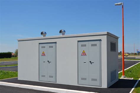 Cabina elettrica di media tensione con ingegneri al lavoro