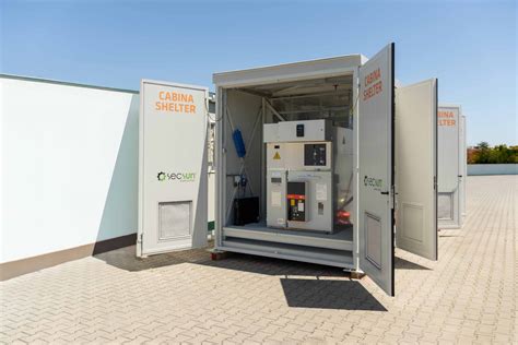 Operatore con guanti e attrezzi isolati in una cabina elettrica