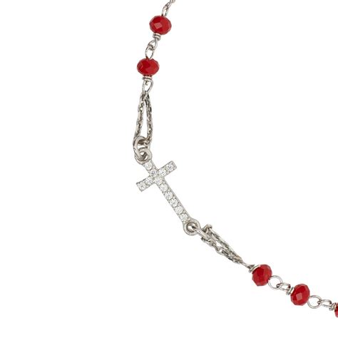 Particolare di un bracciale rosario con grani in argento e cristallo colorato