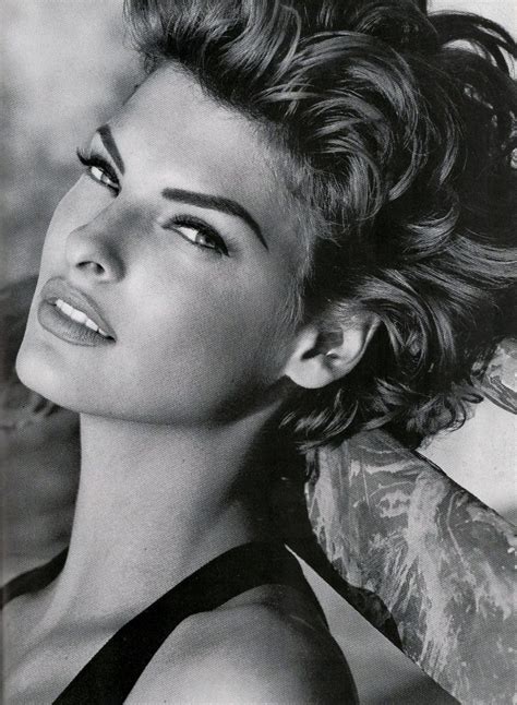 Linda Evangelista in un servizio fotografico degli anni '90, con acconciatura iconica