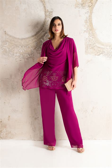Modelli di abiti da cerimonia lunghi e midi per donne curvy