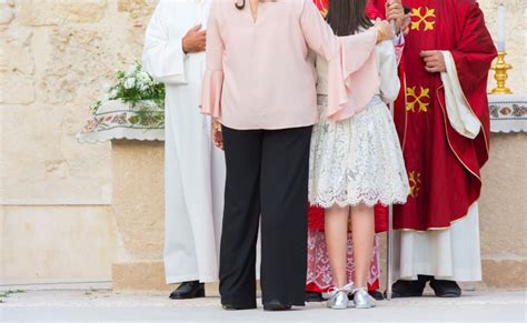 Ragazza e ragazzo vestiti elegantemente per la cresima