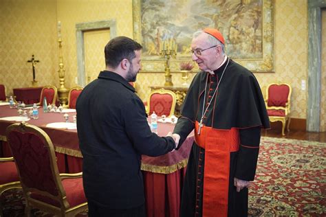 Pietro Parolin in un contesto diplomatico durante un incontro ufficiale