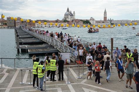 Immagine del ponte votivo che collega le Zattere alla Chiesa del Redentore, con persone che camminano in processione.