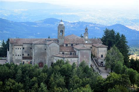 Vista panoramica del convento di Monte Senario immerso nel verde degli Appennini.