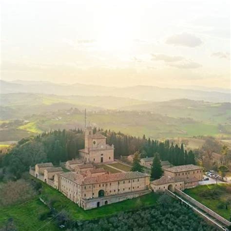 Facciata dell'Eremo di Monte Giove con vista sul paesaggio circostante.