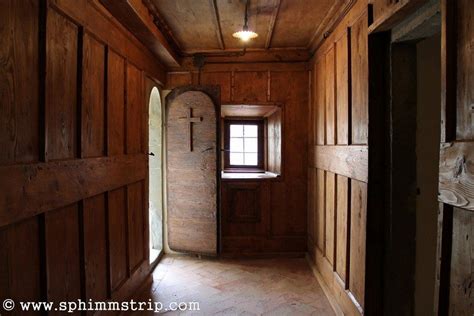 Interno austero di una cella monastica in un eremo.