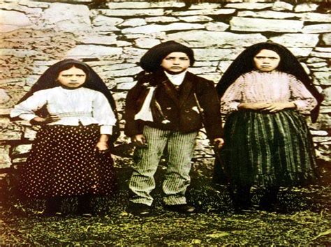 Illustrazione dei tre pastorelli di Fatima (Lucia, Francisco e Giacinta) durante un'apparizione mariana nella Cova da Iria