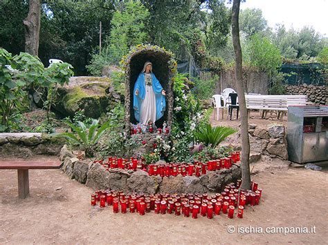 Foto panoramica del bosco di Zaro, Ischia, con la statua della Madonna