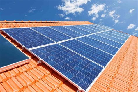 Foto di pannelli fotovoltaici installati sul tetto di un edificio residenziale