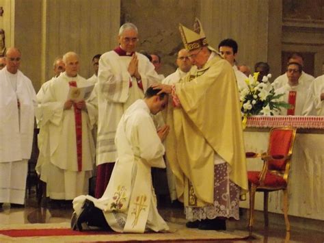 Sacerdote durante l'ordinazione, con mani unte o imposizione delle mani