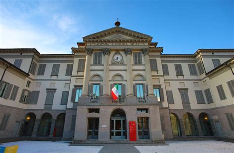 Foto tematica della facciata dell'Accademia Carrara di Bergamo
