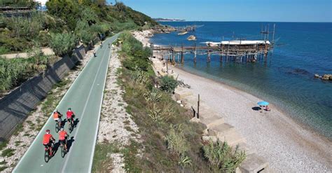Persone in bicicletta sulla pista ciclabile che collega le marine
