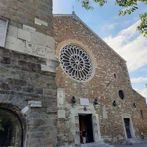 Facciata della Cattedrale di San Giusto con il rosone e il portale
