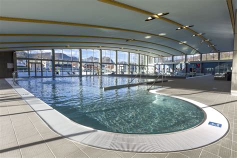 Le piscine di Lourdes con i pellegrini