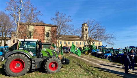 Foto di agricoltori riuniti per la benedizione di trattori in una zona rurale