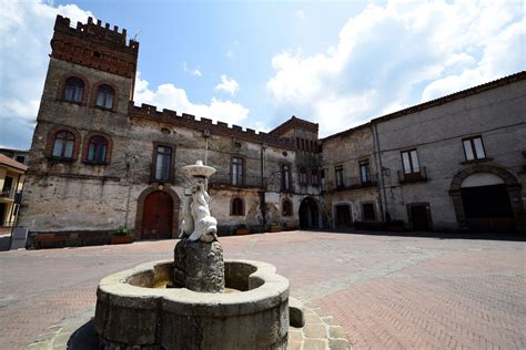 Foto della Piazza principale di Cannalonga con il Complesso Ducale e le architetture tradizionali