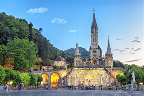 panorama di Lourdes con il Santuario e i Pirenei sullo sfondo