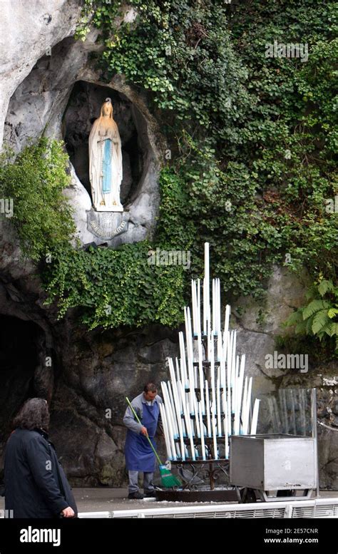 illustrazione delle apparizioni della Vergine Maria a Bernadette Soubirous nella Grotta di Massabielle